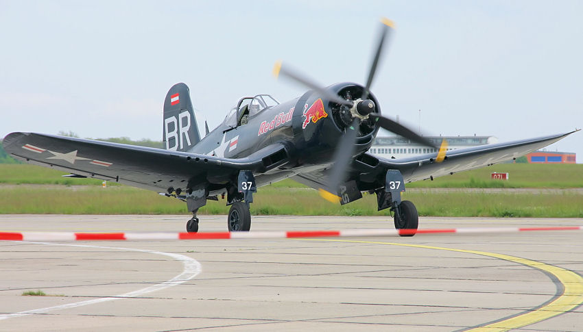 Chance Vought F4U-4 “Corsair”: Phasen der Flügelbewegung im Detail