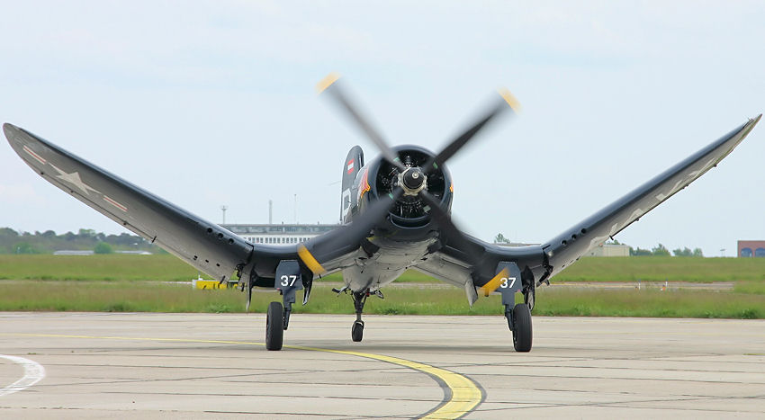 Chance Vought F4U-4 “Corsair”: Phasen der Flügelbewegung im Detail