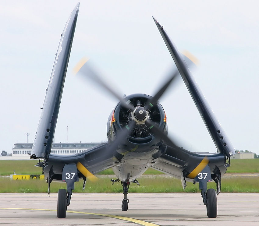 Chance Vought F4U-4 Corsair: Phasen der Flügelbewegung im Detail