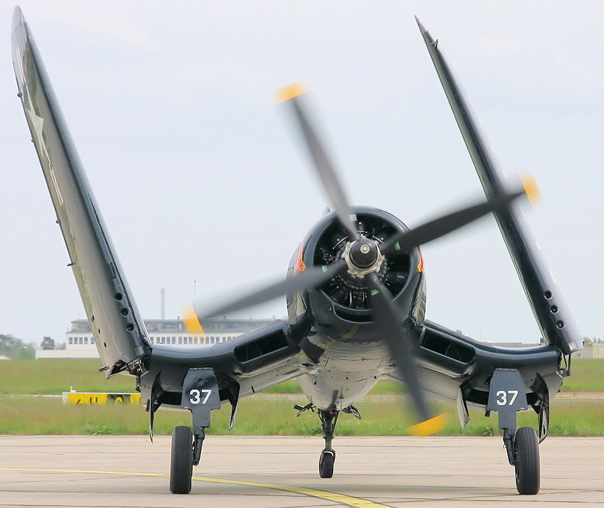 Chance Vought F4U-4 Corsair: Phasen der Flügelbewegung im Detail