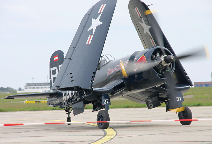 Chance Vought F4U-4 Corsair: Phasen der Flügelbewegung im Detail