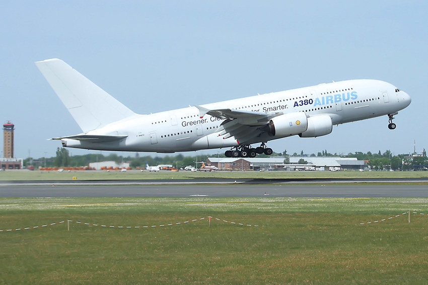 Airbus A380:  Start des größten Passagierflugzeugs