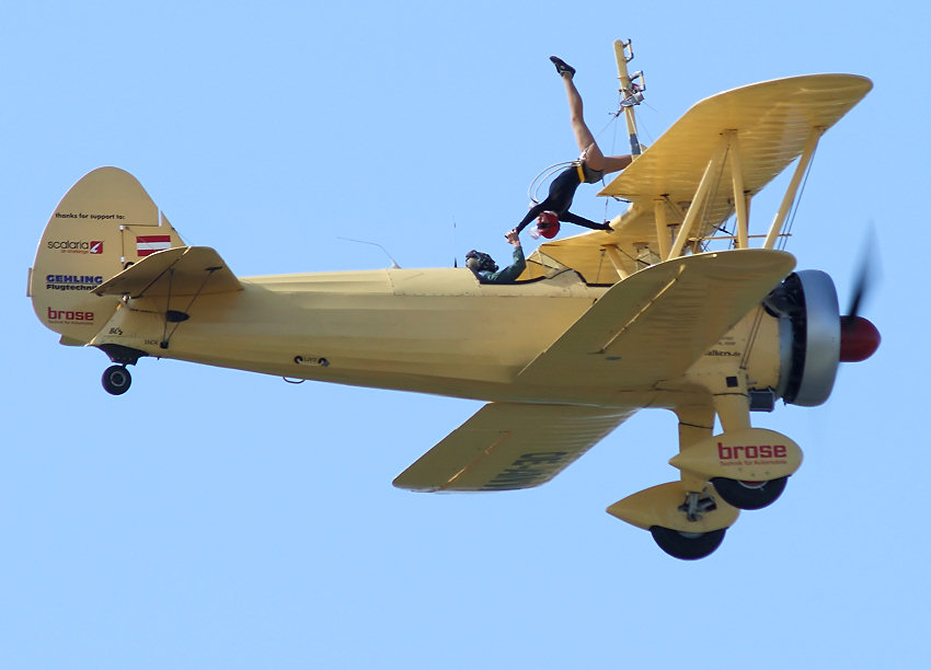 Flugansicht der Boeing Stearman: Artistin turnt auf den Tragflächen