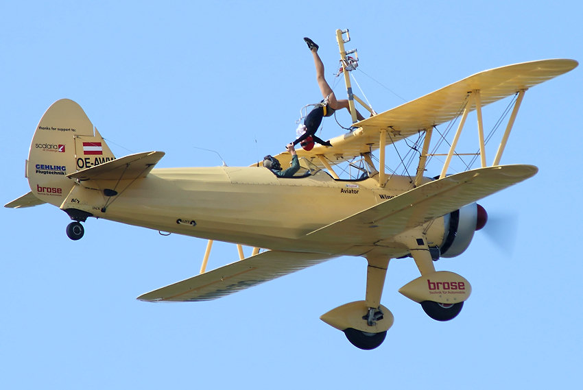 Flugansicht der Boeing Stearman: wing-walters.de - Artistin turnt auf den Tragflächen