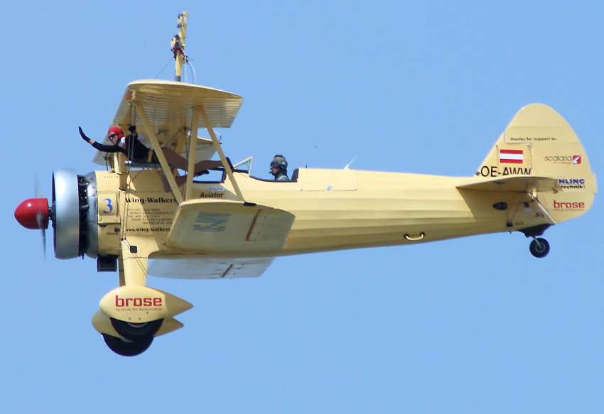 Flugansicht der Boeing Stearman: Artistin turnt auf den Tragflächen