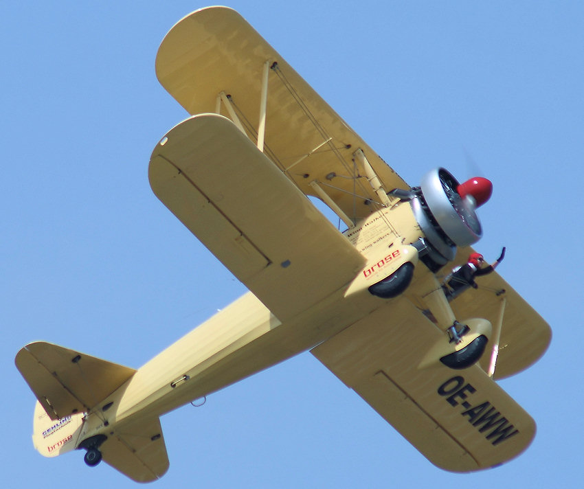 Flugansicht der Boeing Stearman: wing-walters.de - Artistin turnt auf den Tragflächen