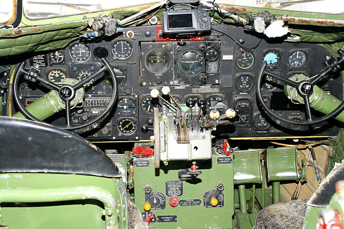 Douglas DC-3 - Cockpit