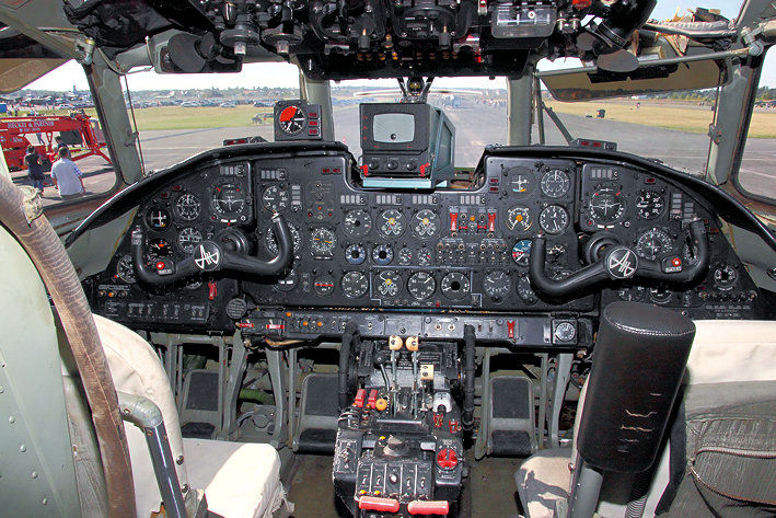 Cockpit der Antonow AN-26 T