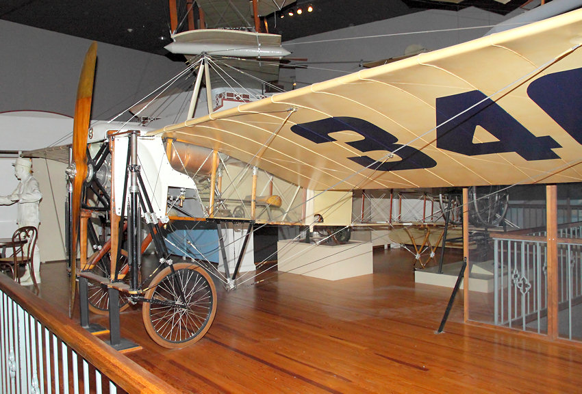 Blériot XI: einsitziges Flugzeug des französischen Luftfahrtpioniers Louis Blériot, der 1909 den Ärmelkanal überquerte
