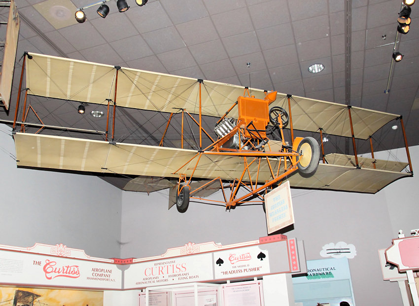 Curtiss D-III Headless Pusher: Das Flugzeug verzichtete auf einen Frontflüge, der damals üblich war