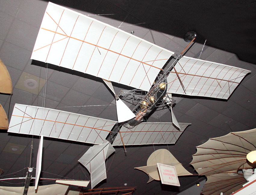 Langley Aerodrome Number 5: Das unbemannte Erprobungsflugzeug von 1896 wurde durch 2 Propeller angetrieben