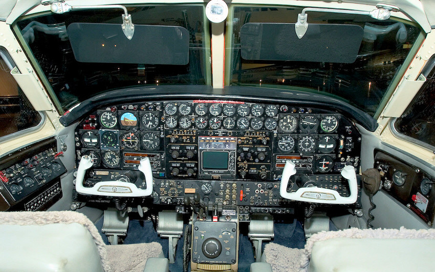 Beechcraft King Air 65-90 - Cockpit