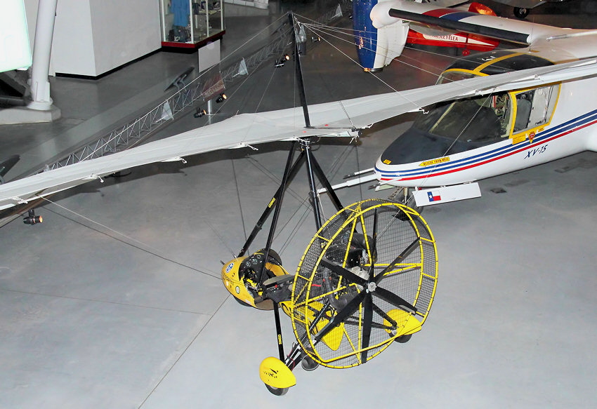Cosmos Phase II - Trike: Gewichtskraftgesteuerte Ultraleichtflugzeuge steuern durch Gewichtsverlagerung