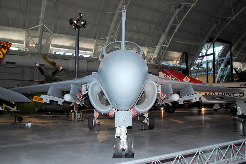 Grumman A-6 Intruder: zweisitziges Angriffsflugzeug der US-Marine