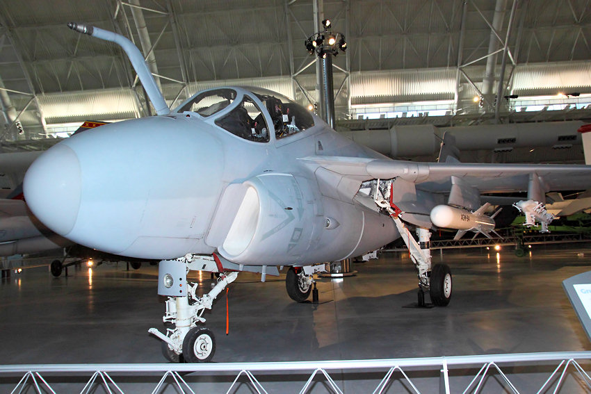 Grumman A-6E Intruder: doppelsitziges Angriffsflugzeug der US-Marine seit 1960