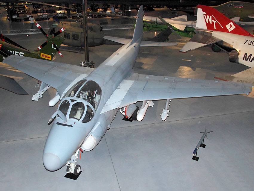 Grumman A-6E Intruder: zweisitziges Angriffsflugzeug der US-Marine