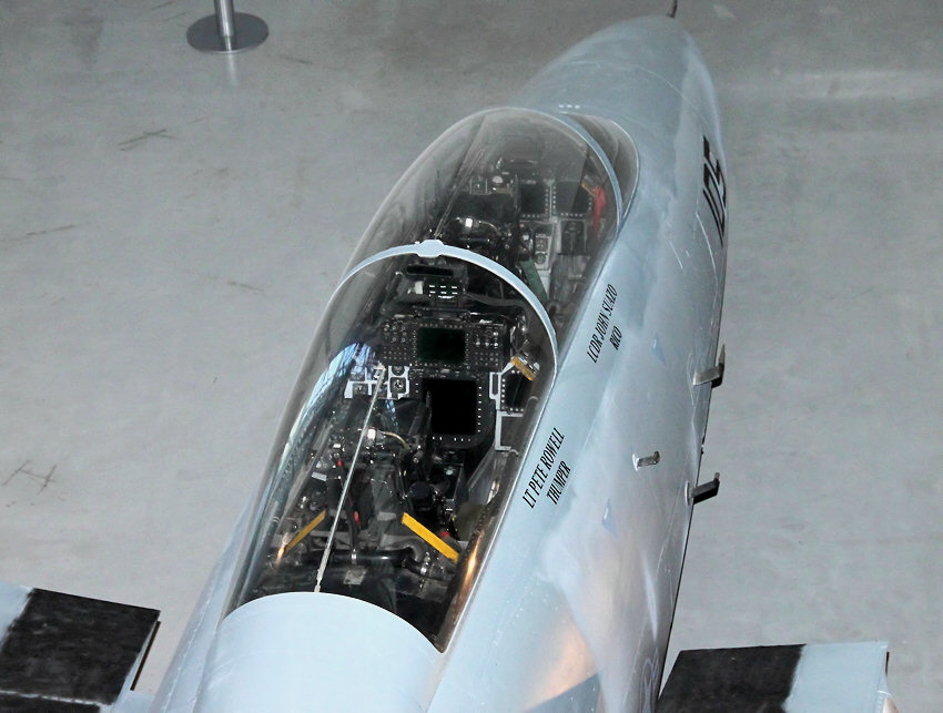 Grumman F-14 Tomcat: überschallschneller, doppelsitziger Kampfjet der U.S. Air Force mit Schwenkflügel