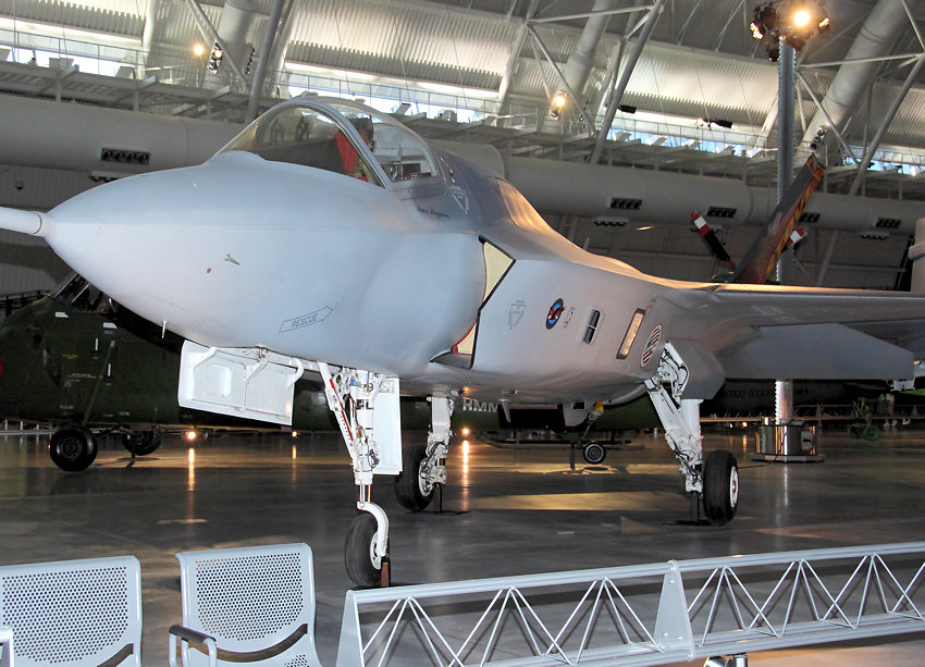 Das ursprünglich als F-35 "Joint Strike Fighter" bezeichnete Flugzeug wurde 2006 in Lockheed F-35 Lightning II umbenannt 