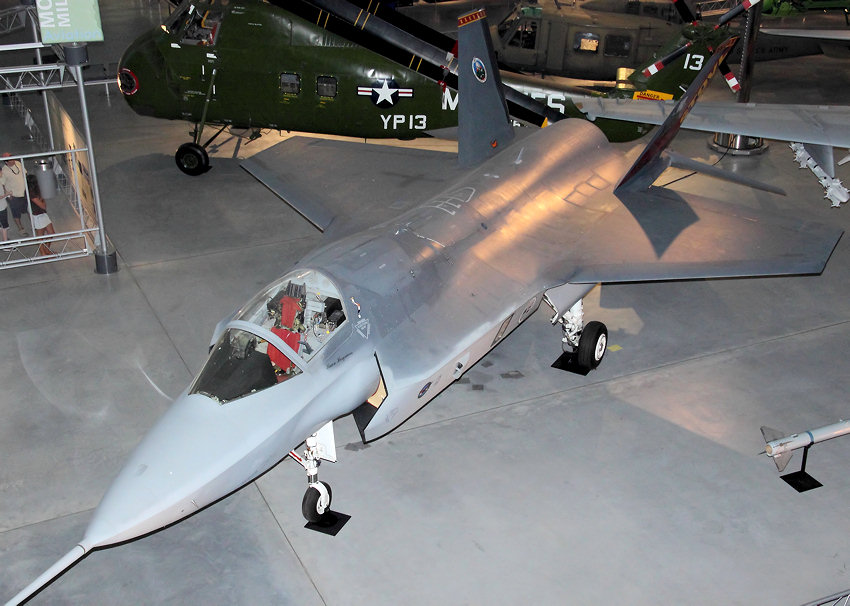 Lockheed Martin F-35 Lightning II: senkrecht startendes Tarnkappenflugzeug fliegt Überschallgeschwindigkeit