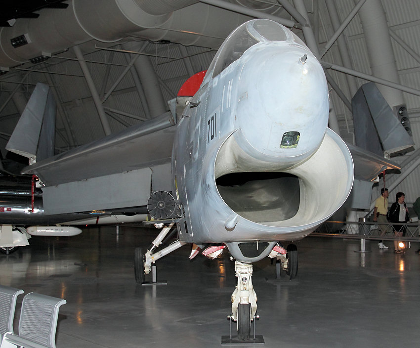 Vought F-8 Crusader: Trägergestütztes Kampfflugzeug der USA