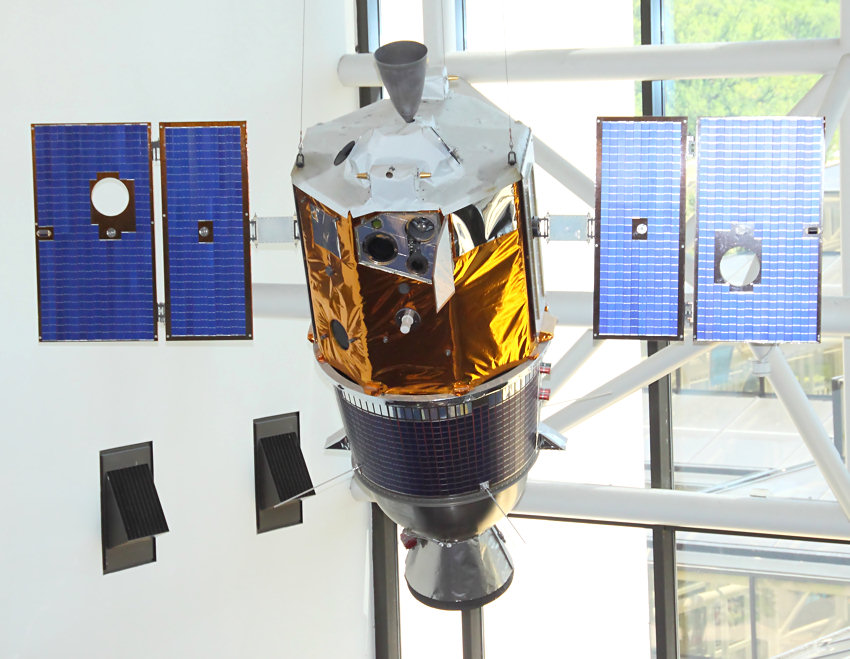 Clementine - Satellit: Raumsonde, die 1994 den Erdmond erkundete und dort Wassereis am Südpol fand
