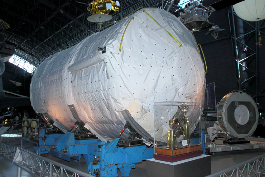 Das Mercury-Programm war das erste bemannte Raumfahrtprogramm der Vereinigten Staaten. Es dauerte von 1958 bis 1963 und hatte zum Ziel, einen Menschen im Orbit um die Erde zu fliegen.