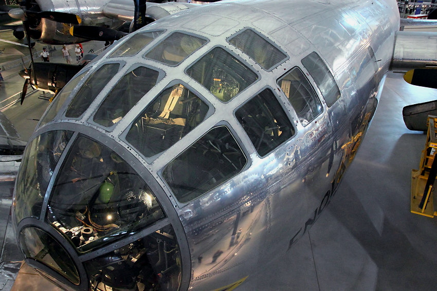 Boeing B-29 Superfortress: Aus diesem Bomber mit dem Namen "Enola Gay" wurde am 6. August 1945 die 1. Atombombe "Little Boy" über der japanischen Stadt Hiroshima abgeworfen
