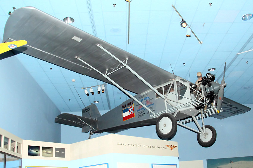 Curtiss Robin J-1 Deluxe: Durch Luftbetankung blieb das Flugzeug 653 Stunden und 34 Minuten in der Luft (entspricht 27 Tage)