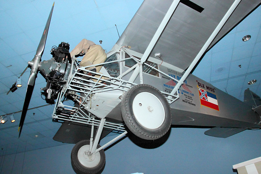 Curtiss Robin J-1 Deluxe: Das Flugzeug stellte Weltrkord im Dauerflug mit 653 Stunden und 34 Minuten auf (entspricht 27 Tage)