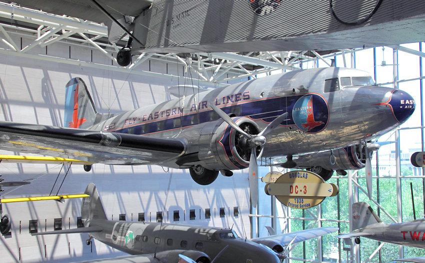 Douglas DC-3: Einen hohen Bekanntheitsgrad erlangte die DC-3 als „Rosinenbomber“ während der Berliner Luftbrücke