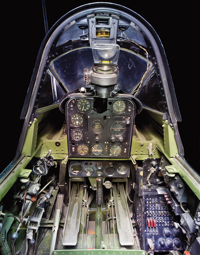 Douglas SBD-6 Dauntless - Cockpit