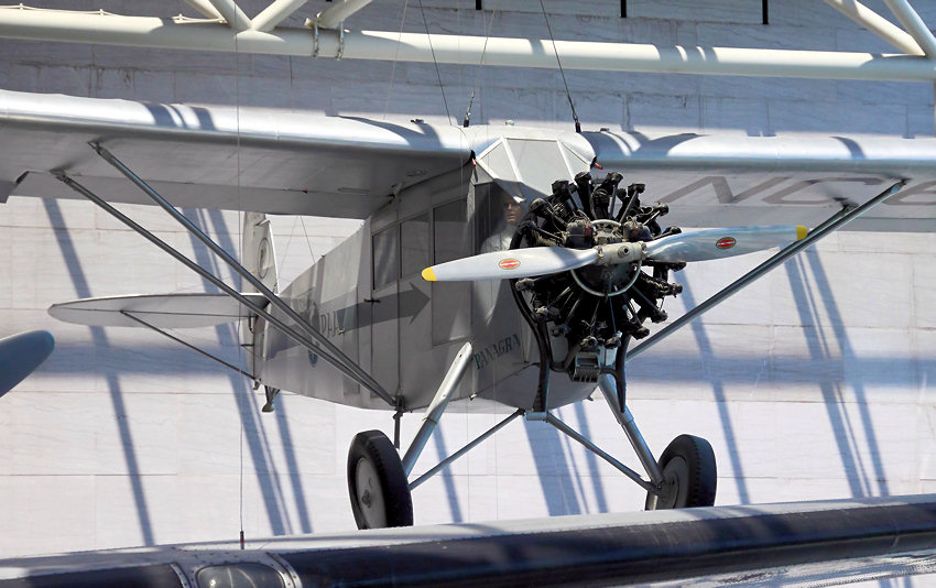 Fairchild FC-2: Auf Grund geschlossener Kabine, großer Reichweite und guter Flugeigenschaften wurde die Maschine als Post- und Passagierflugzeug genutzt