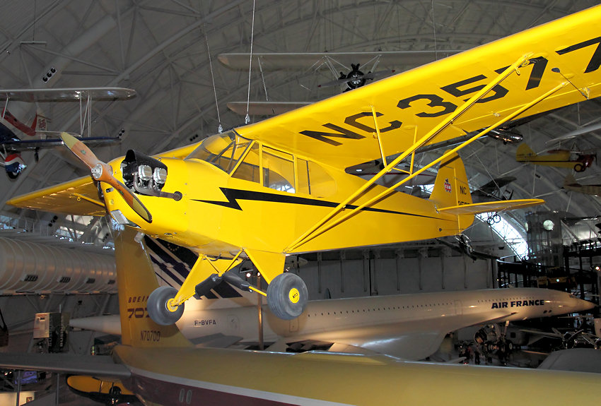 Piper J-3 Cub: Das gesamte Flugzeug wurde aus Aluminiumlegierungs- und geschweißtem Stahlrahmen konstruiert, der ganz mit Gewebe umfaßt wurde