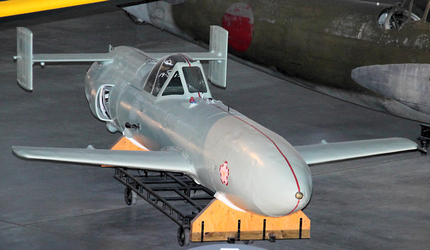 Kugisho MXY-7 Ohka Model 22 (Yokosuka): für Selbstmordangriffe konzipiertes japanisches Militärflugzeug