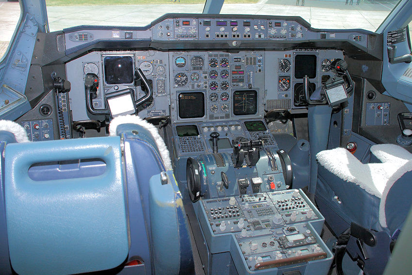 Airbus A310 MedEvac - Cockpit