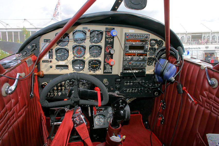 Beech D17 S Staggerwing: Cockpit