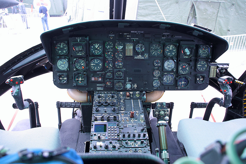 Bell UH-1 Iroquois - Cockpit