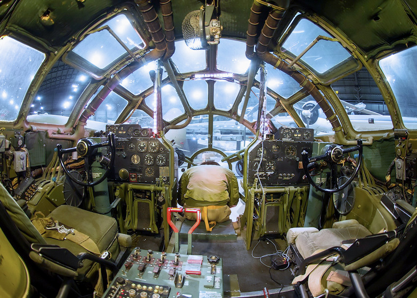 Boeing B-29 Superfortress - Cockpit des Bombers