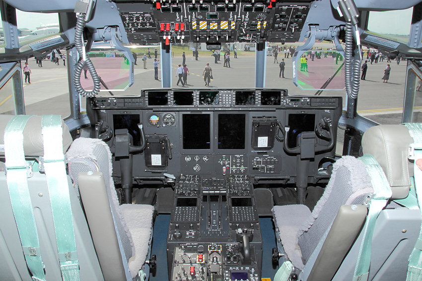 Lockheed C-130 Hercules: Cockpit des Transportflugzeugs