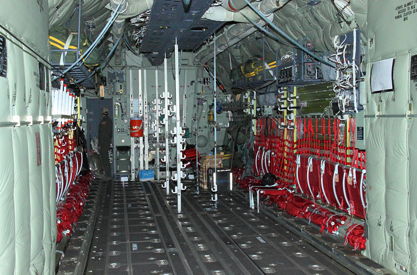 Lockheed C-130 Hercules: Der Schulterdecker wird von 4 Propellern angetrieben