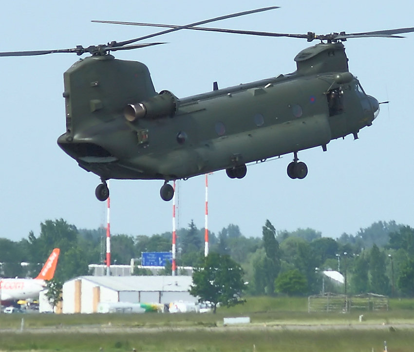 Boeing CH-47 Chinook: Flugansicht des Transporthubschraubers