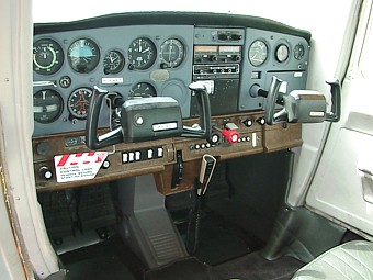 COckpit der Cessna 152
