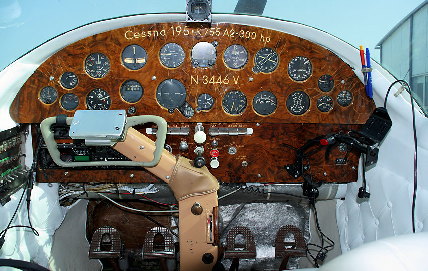 Cessna 195 Businessliner: Cockpit