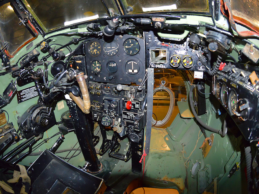 Cockpit der DE HAVILLAND DH 98