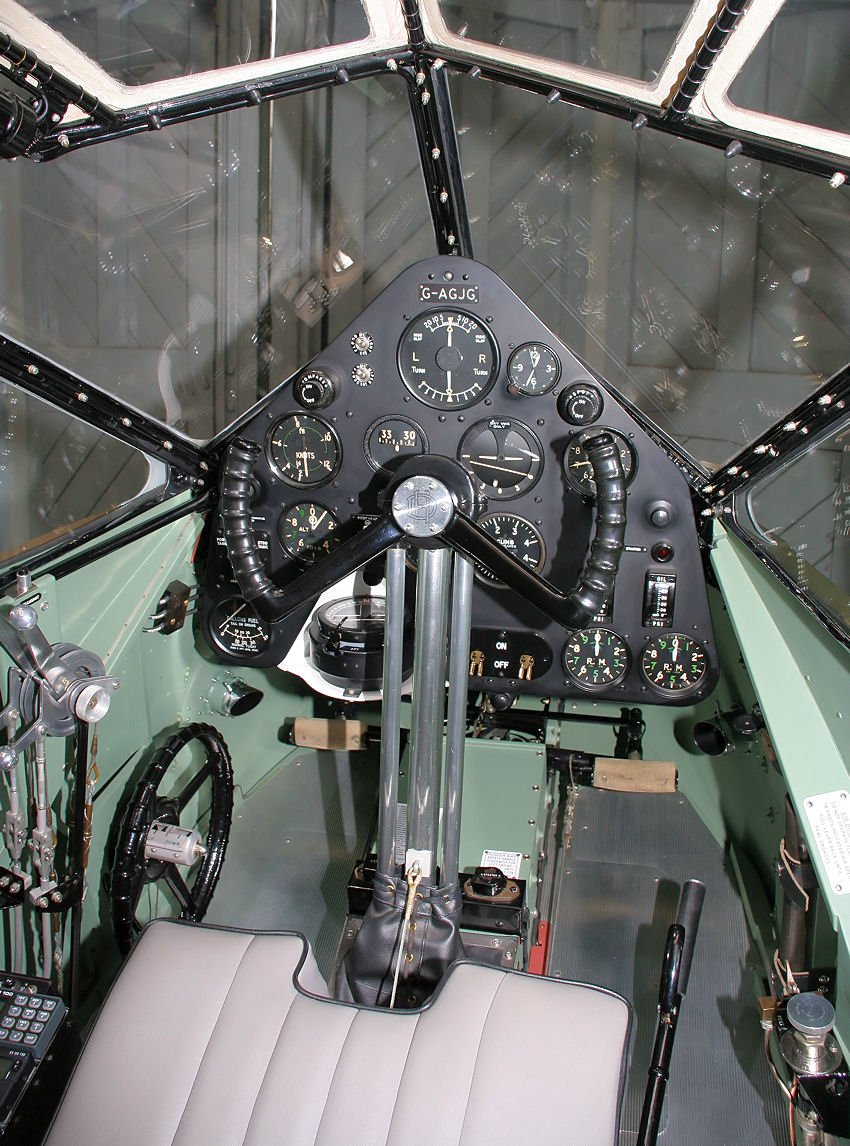 De Havilland DH 89 Dragon Rapide: Cockpit