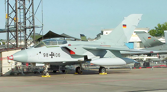 Tornado - Kampfflugzeug als 2-sitziger Schulterdecker mit Schwenkflügel