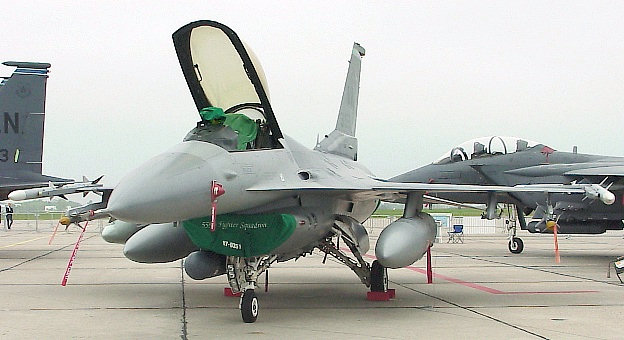 F-16 C Fighting Falcon, Lockheed Martin