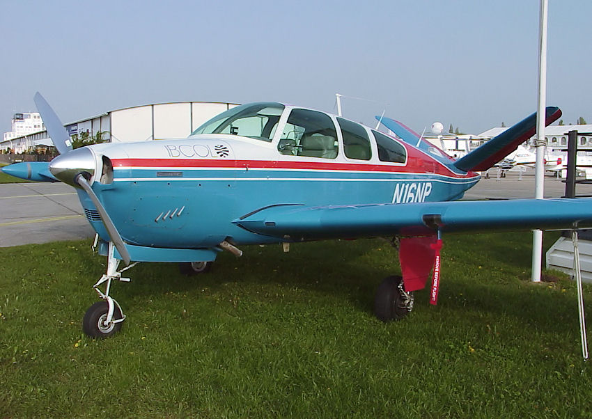 Beechcraft Bonanza V35: viersitzige “V35” mit V-Leitwerk
