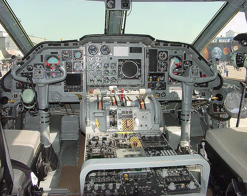 Alenia G-222 - Cockpit