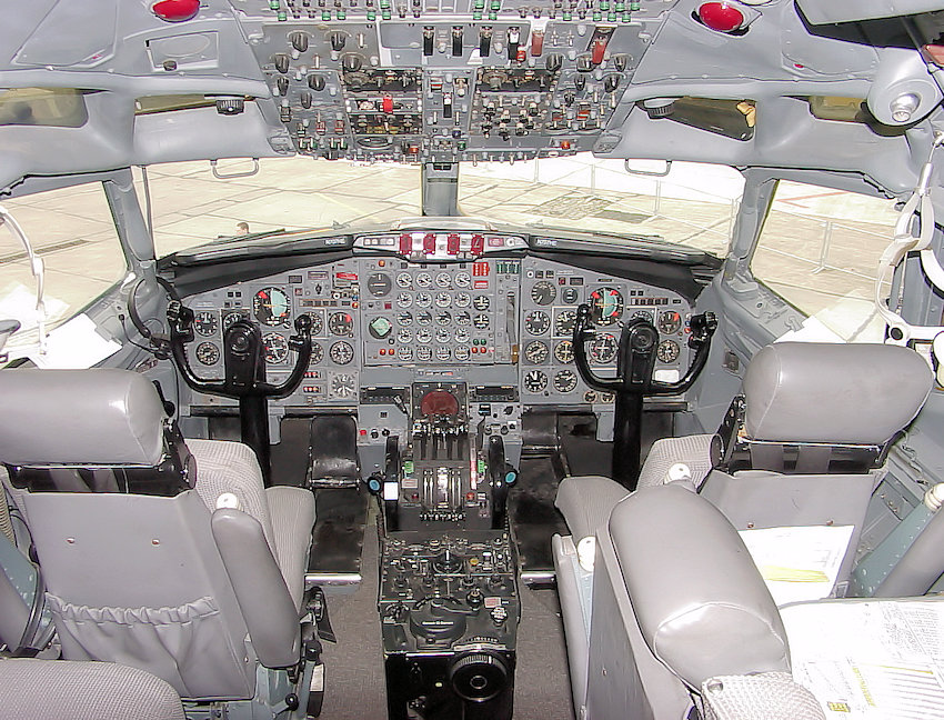 Boeing B 707 RE - Cockpit